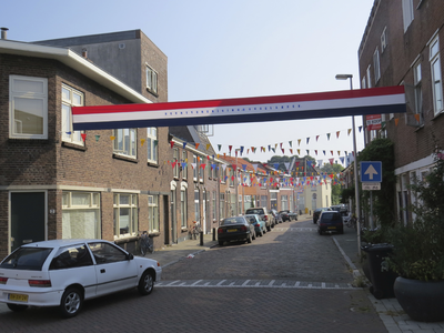 906540 Gezicht in de versierde Pijlstraat te Utrecht, vanaf de Anthoniedijk. De straat is versierd ter gelegenheid van ...